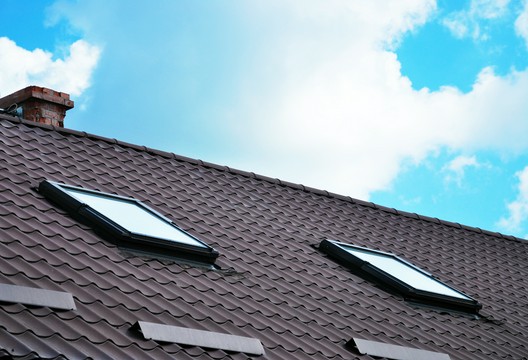 brązowy dach i okna dachowe